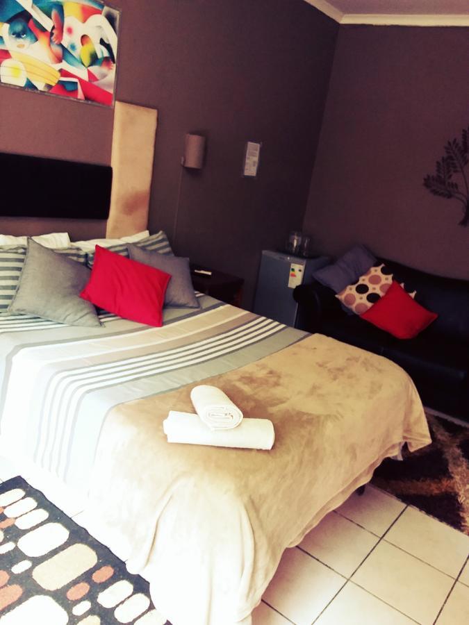 Larona Inn Mafikeng Exterior foto