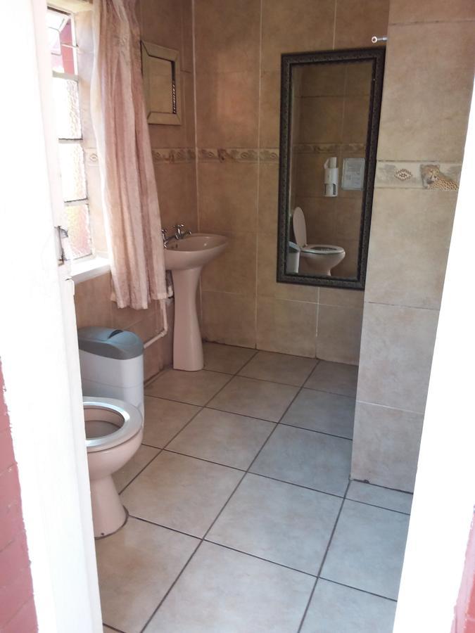 Larona Inn Mafikeng Exterior foto